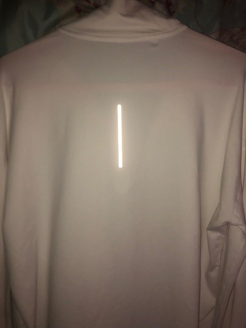 Nike runner track long sleeves w/ thumb hole (Category: Activewear) located in Guiguinto. Submitted by riesefeld (Listing ID 1396706735, Image 2). Description: size small hirap bitawan neto pero need ng money 😭 unisex.