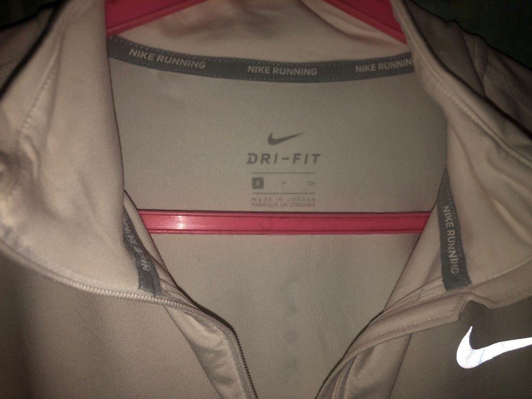 Nike runner track long sleeves w/ thumb hole (Category: Activewear) located in Guiguinto. Submitted by riesefeld (Listing ID 1396706735, Image 3). Description: size small hirap bitawan neto pero need ng money 😭 unisex.