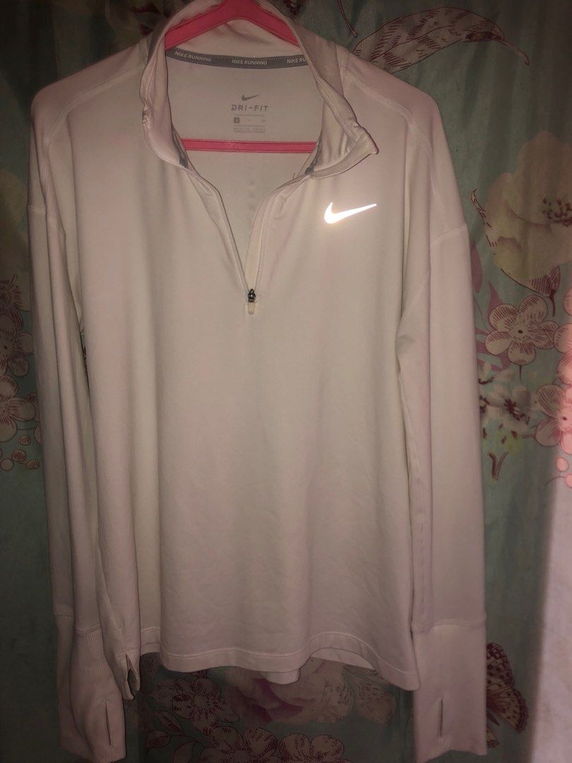 Nike runner track long sleeves w/ thumb hole (Category: Activewear) located in Guiguinto. Submitted by riesefeld (Listing ID 1396706735, Image 1). Description: size small hirap bitawan neto pero need ng money 😭 unisex.