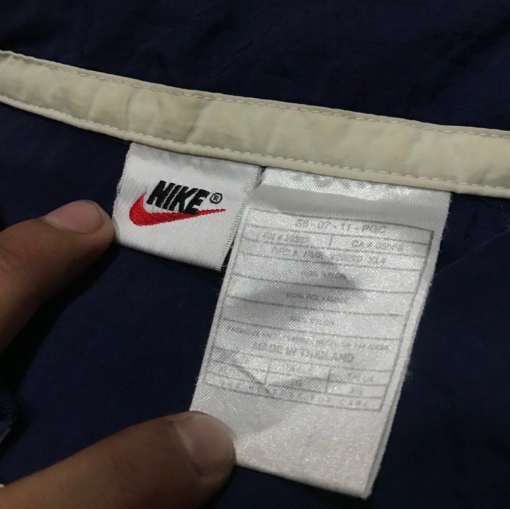 NIKE VINTAGE BIGSWOOSH WINDBRAKER JACKET (Category: Coats, Jackets and Outerwear) located in Marikina City. Submitted by aint.cheap (Listing ID 1367560938, Image 3). Description: NIKE VINTAGE BIGSWOOSH WINDBRAKER JACKET ₱3,500 XL ON TAG W:23.5 L:30 AUTHENTIC NO ISSUE ASNEW CONDI HMU.