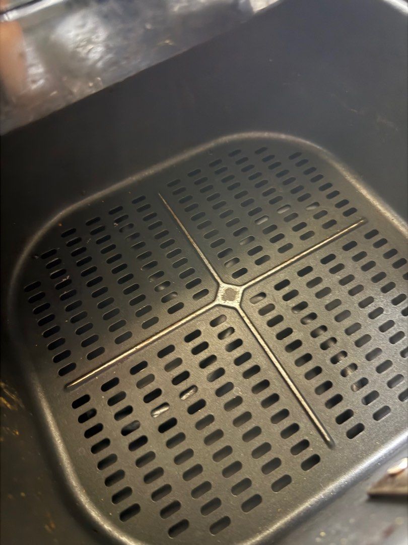 Philips Air Fryer (Category: Fryers) located in Taguig. Submitted by jocher74605 (Listing ID 1396716876, Image 2). Description: - Philips Air Fryer - Black exterior - Includes NutriU app for recipes - Easy-to-use handle - UK plug type Singapore bought.