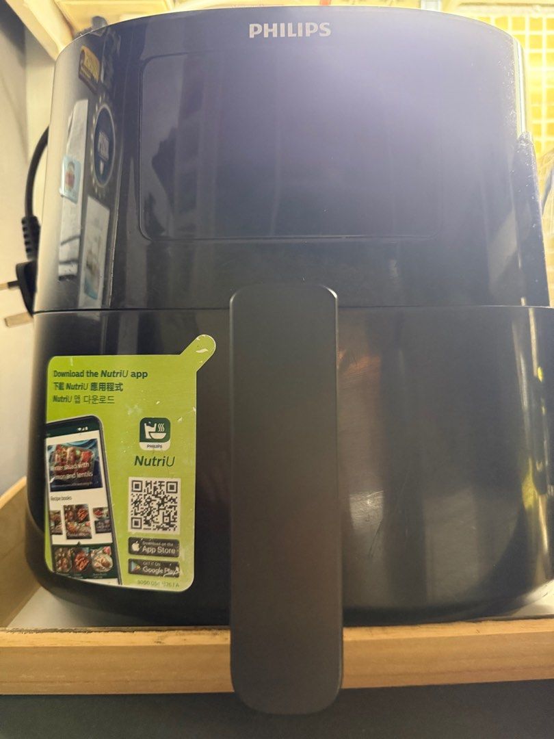 Philips Air Fryer (Category: Fryers) located in Taguig. Submitted by jocher74605 (Listing ID 1396716876, Image 1). Description: - Philips Air Fryer - Black exterior - Includes NutriU app for recipes - Easy-to-use handle - UK plug type Singapore bought.