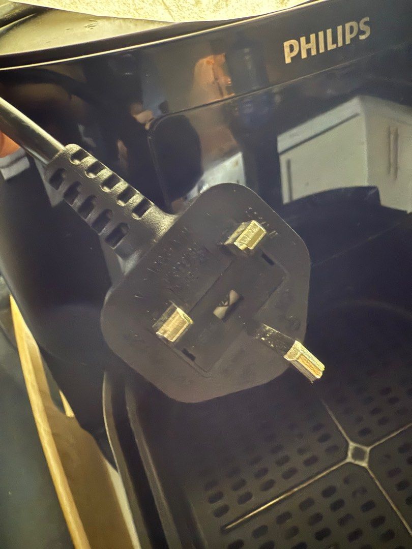 Philips Air Fryer (Category: Fryers) located in Taguig. Submitted by jocher74605 (Listing ID 1396716876, Image 3). Description: - Philips Air Fryer - Black exterior - Includes NutriU app for recipes - Easy-to-use handle - UK plug type Singapore bought.