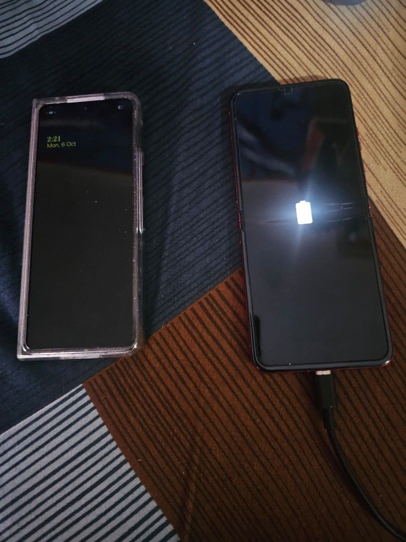 Swap 2 for 1 (Category: Android Others) located in Manila. Submitted by xplicits2061613 (Listing ID 1396728422, Image 2). Description: swap galaxy fold 4 (lightly used) and moto razor 40 ultra (like new) in box for a honor magic v3 or v2(like new).