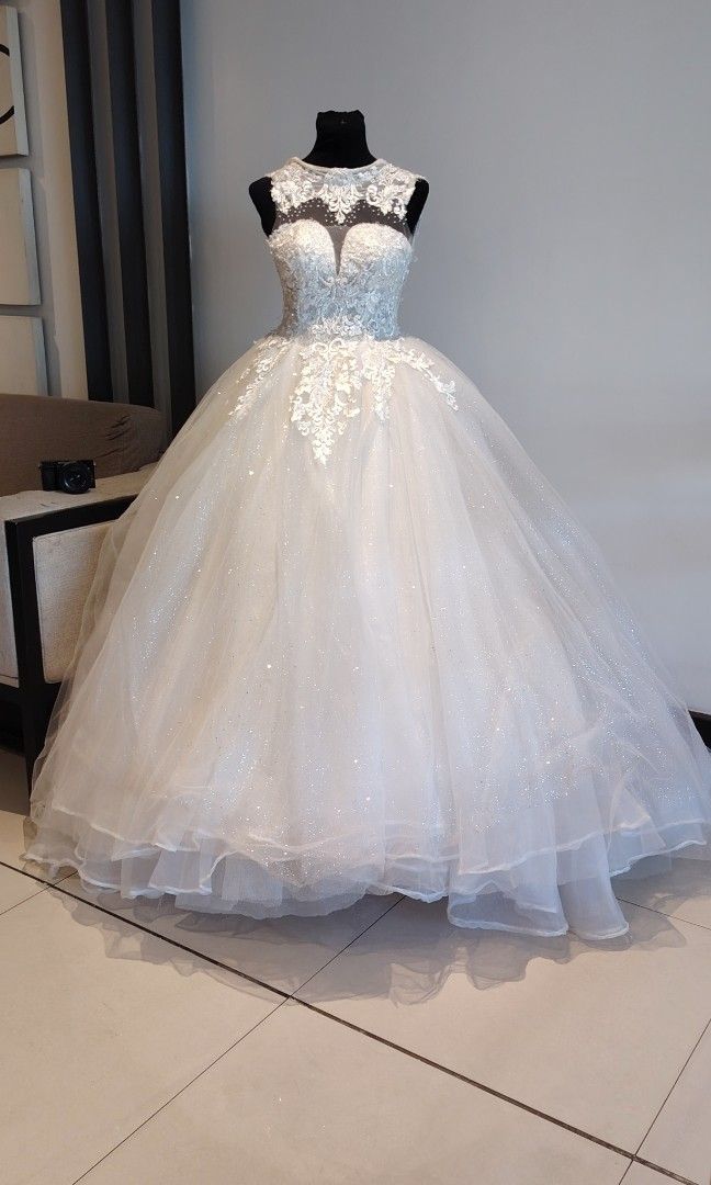 Wedding Dress (Category: Dresses) located in Manila. Submitted by fnicolas (Listing ID 1396669270, Image 1). Description: Small in size Comes with 2 peticoats 3 and 6 boned Comes with 2 pcs of veil Imported from other country Very nice in person.