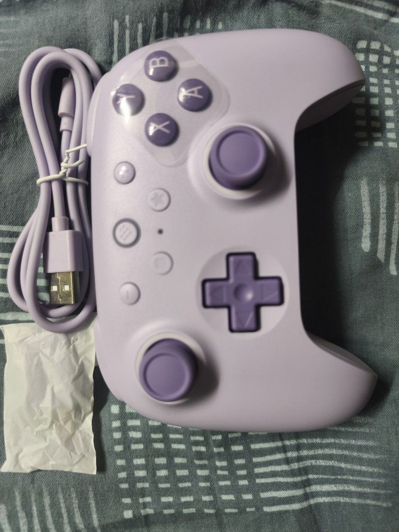 Wireless controller (Category: Controllers) located in Subang Jaya. Submitted by aurosa21 (Listing ID 1382350749, Image 2). Description: There's wired USB and Bluetooth support. I want to resell this back since I rarely use it. Bought this from January 2025 Original price: RM115 More information: Windows 10(1903)& above Android 9.0& above Connectivity: 2.4G/Bluetooth/Wired USB.