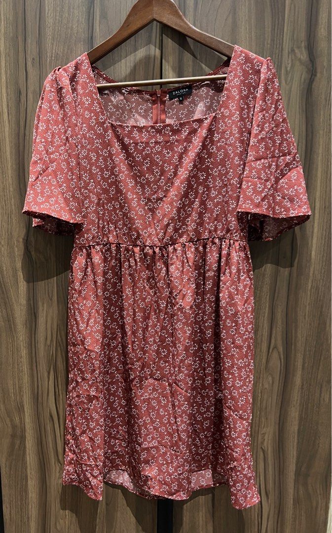 Zalora Floral Dress (Category: Dresses) located in Quezon City. Submitted by cmrls (Listing ID 1396800099, Image 1). Description: - Zalora dress, size XL - Square neckline - Short sleeves - Floral pattern (white on red) - Back zipper closure.
