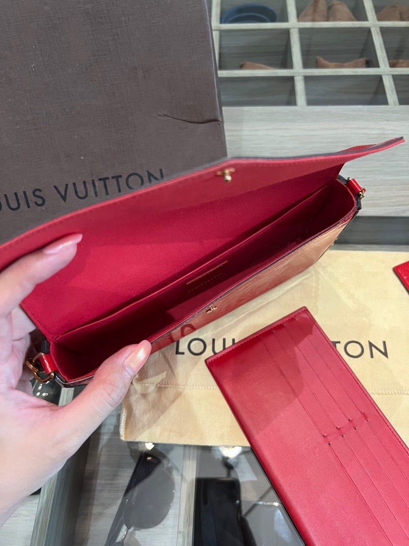 100% Authentic Louis Vuitton Felicie (Category: Luxury Bags & Wallets) located in Quezon City. Submitted by belle2113 (Listing ID 1396862743, Image 3). Description: Selling my pre-loved LV Felicie. Comes with gold chain and inserts. Fits iPhone Promax.