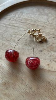 Cherry-shaped earrings, clip-on style, $50, can meet at MTR station64222605132674110