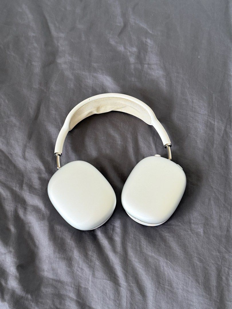 Airpods Max Gen 1 V1 Apple (Category: Headphones & Headsets) located in Pasay City. Submitted by brentlim (Listing ID 1397034622, Image 2). Description: Original with box.