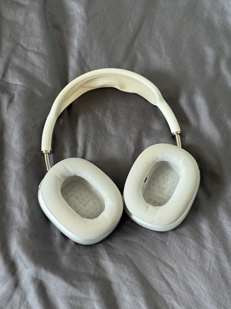 Airpods Max Gen 1 V1 Apple (Category: Headphones & Headsets) located in Pasay City. Submitted by brentlim (Listing ID 1397034622, Image 1). Description: Original with box.