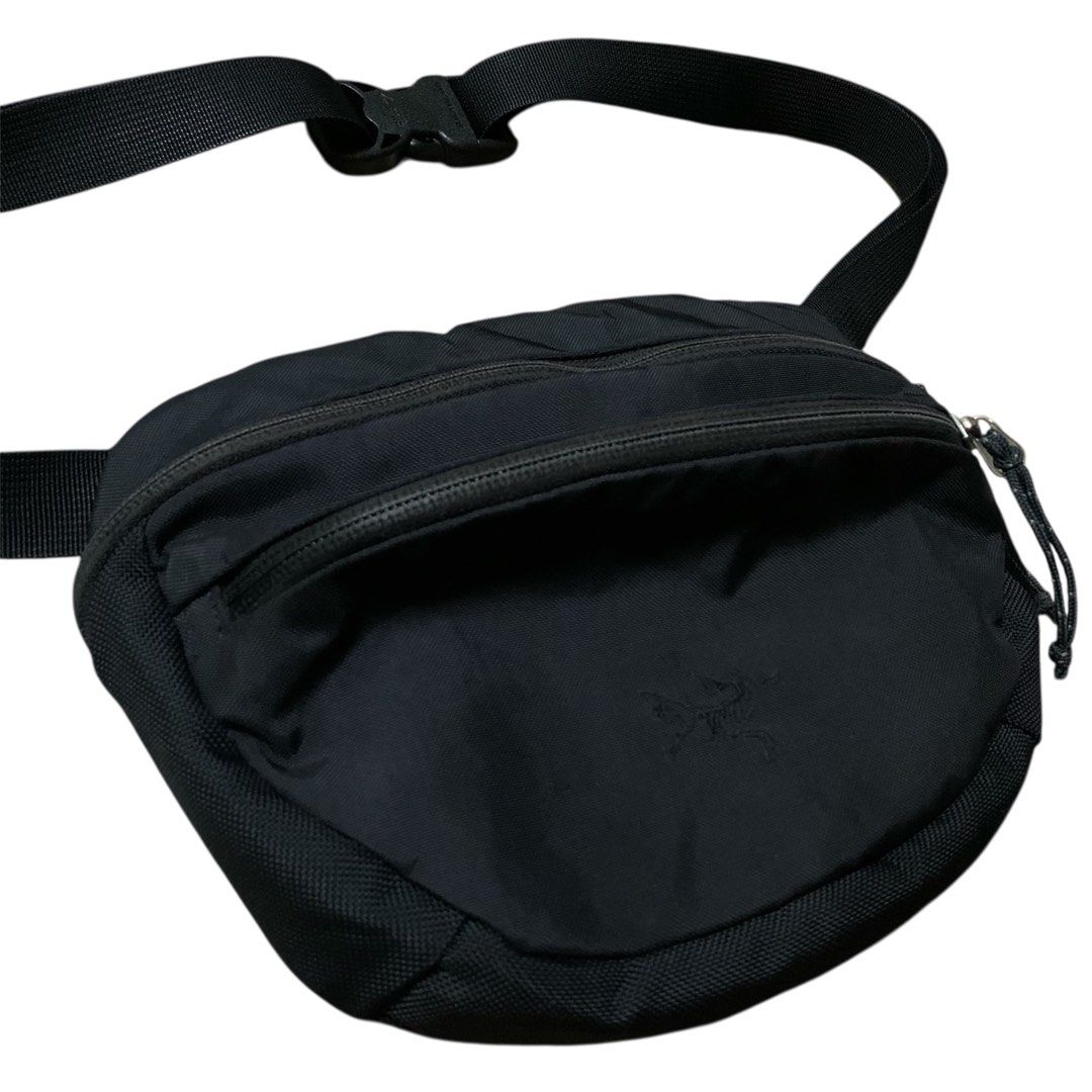 Arc’teryx Maka 2 Waistpack Sling Bag (Category: Sling Bags) located in Muntinlupa City. Submitted by rtyfck (Listing ID 1396887497, Image 3). Description: Arc’teryx Maka 2 Waistpack Sling Bag Details : •Width : 9 •Length : 7 •Size : OS •Issue : expired waterproof , discoloration , sign of usage •Condition : 7/10 (Very Worn).