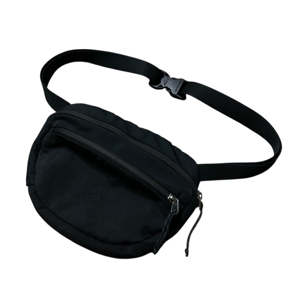 Arc’teryx Maka 2 Waistpack Sling Bag (Category: Sling Bags) located in Muntinlupa City. Submitted by rtyfck (Listing ID 1396887497, Image 2). Description: Arc’teryx Maka 2 Waistpack Sling Bag Details : •Width : 9 •Length : 7 •Size : OS •Issue : expired waterproof , discoloration , sign of usage •Condition : 7/10 (Very Worn).