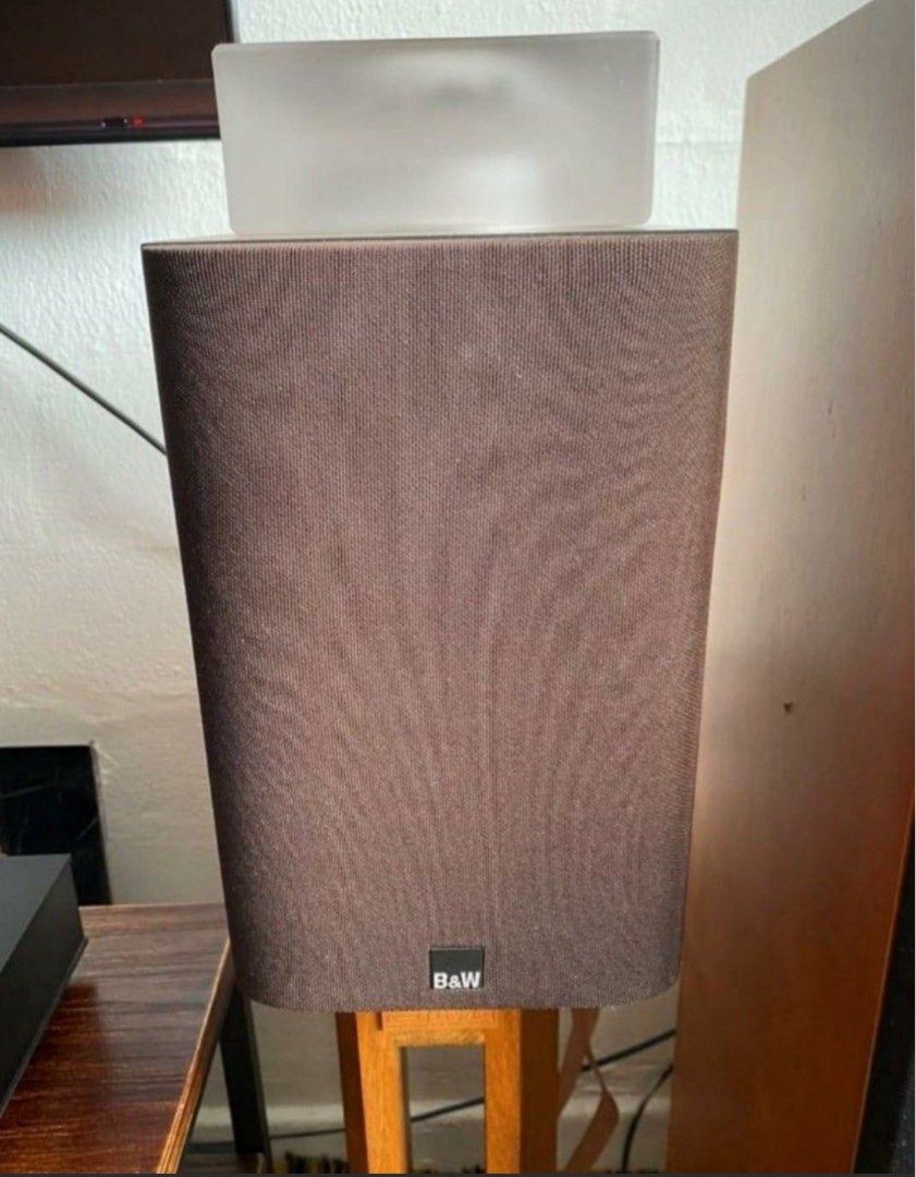 B&W 686 Speaker –Barely Used