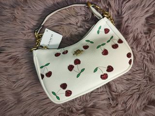 (Category: ) located in . Submitted by 4bypreloved (Listing ID 1396969093, Image 1). Description: .