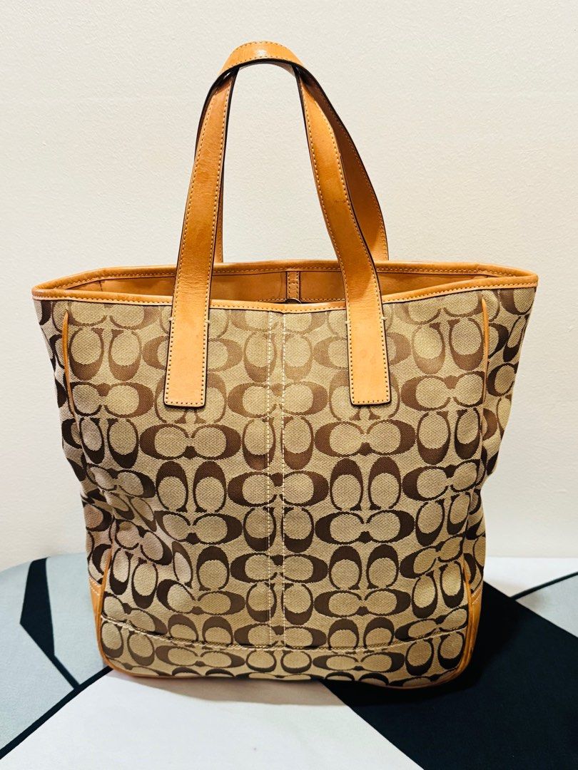 Coach Signature Tote Bag (Category: Luxury Bags & Wallets) located in Manila. Submitted by ewikamiy (Listing ID 1396867542, Image 1). Description: .