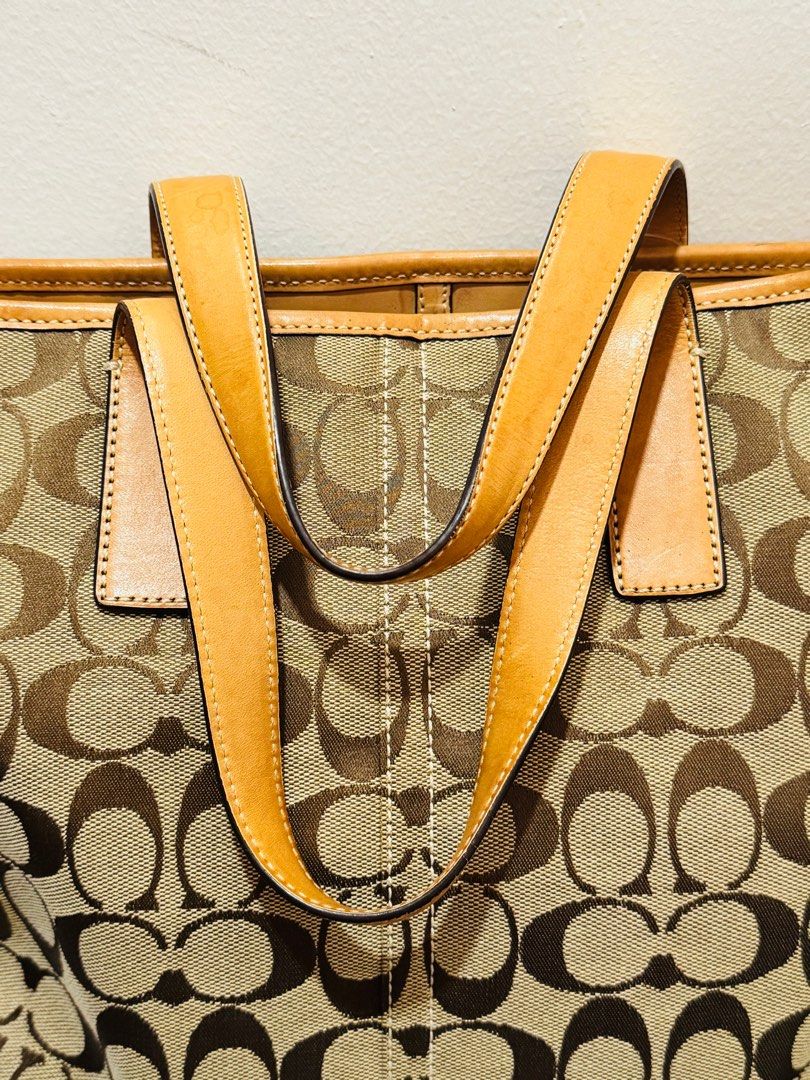 Coach Signature Tote Bag (Category: Luxury Bags & Wallets) located in Manila. Submitted by ewikamiy (Listing ID 1396867542, Image 3). Description: .