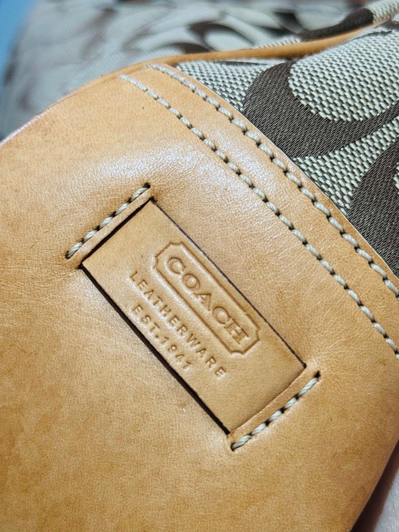 Coach Signature Tote Bag (Category: Luxury Bags & Wallets) located in Manila. Submitted by ewikamiy (Listing ID 1396867542, Image 2). Description: .