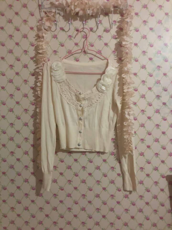 cream floral cardigan (Category: Longsleeves) located in Davao. Submitted by houseofarklaum (Listing ID 1396930375, Image 1). Description: size s-semiL.
