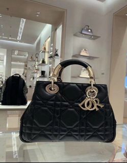 （分類：）位於 。 由 chaneldiorlover 提交（商品編號 1396990423，圖片 1）。簡介： 。