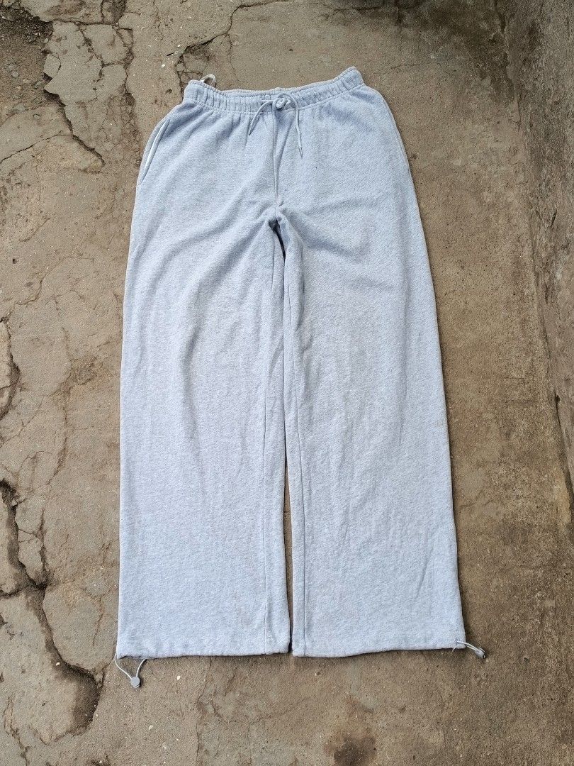 Gray Baggy Sweatpants (Category: Joggers) located in Cavite. Submitted by akyyyy (Listing ID 1396922083, Image 1). Description: Gray Baggy Sweatpants 🫶🏻🤍 Heavyweight and Need wash Waist: Freewaist Length: 43 Thighs: 15 Opening: 11.5 (adjustable) Happy Shopping! 🫶🏻.