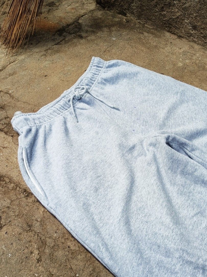 Gray Baggy Sweatpants (Category: Joggers) located in Cavite. Submitted by akyyyy (Listing ID 1396922083, Image 2). Description: Gray Baggy Sweatpants 🫶🏻🤍 Heavyweight and Need wash Waist: Freewaist Length: 43 Thighs: 15 Opening: 11.5 (adjustable) Happy Shopping! 🫶🏻.