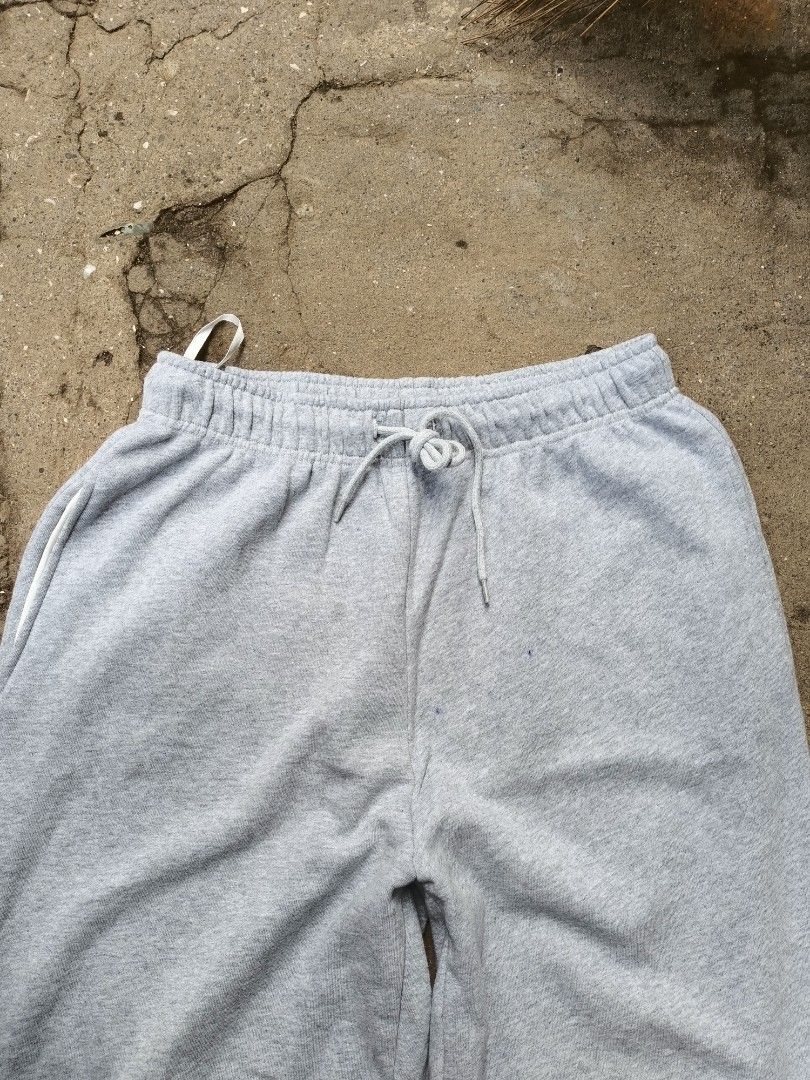 Gray Baggy Sweatpants (Category: Joggers) located in Cavite. Submitted by akyyyy (Listing ID 1396922083, Image 3). Description: Gray Baggy Sweatpants 🫶🏻🤍 Heavyweight and Need wash Waist: Freewaist Length: 43 Thighs: 15 Opening: 11.5 (adjustable) Happy Shopping! 🫶🏻.