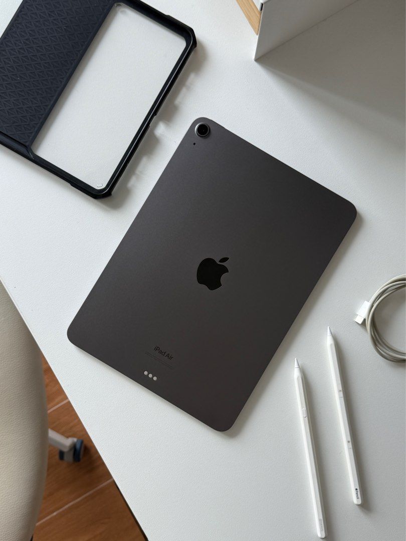 Ipad Air 5 64gb Wifi (Space Gray) (Category: iPad) located in Makati City. Submitted by preheartedgoods (Listing ID 1395000781, Image 2). Description: NO ISSUE Alagang alaga po ito In korean language lang kasi korean po si bf and he was the user, will reset! 🙂 With matte/paper-like screen protector Inclusions: - Cable charger - Case with keyboard - Mouse for ipad RFS: We have another ipad po Location: Makati Meetup/Pickup/Delivery.