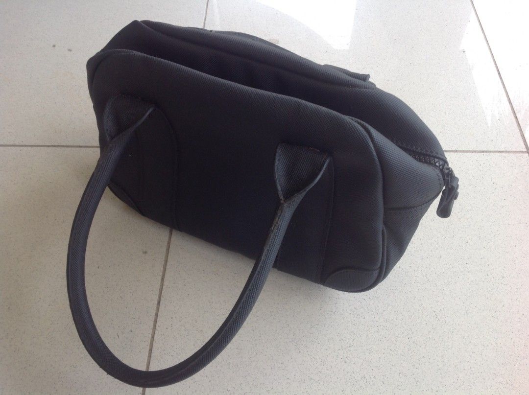 Lacoste Handbag (Category: Luxury Bags & Wallets) located in Cebu City. Submitted by brent726 (Listing ID 1396980301, Image 2). Description: Lacoste handbag Authentic No issues, good condition.