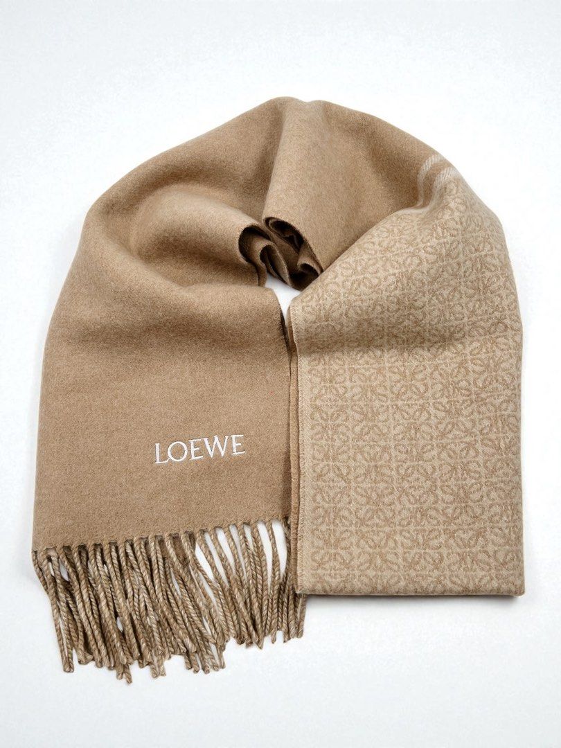 ⚜️Loewe Scarf - Cashmere & wool (Category: Luxury Accessories) located in Makati City. Submitted by 90sangel (Listing ID 1397028049, Image 1). Description: •Item: Loewe Scarf crafted in beige 🤍🥯🍦🍨 medium-weigth double face wool and cashmere blend. •Size: 180 x 30cm •Condition: As New! Includes a paperbag & tag *Expertly crafted with a blend of wool and cashmere, luxurious accessory to add to any outfit, perfect for cooler weather. Negotiable!