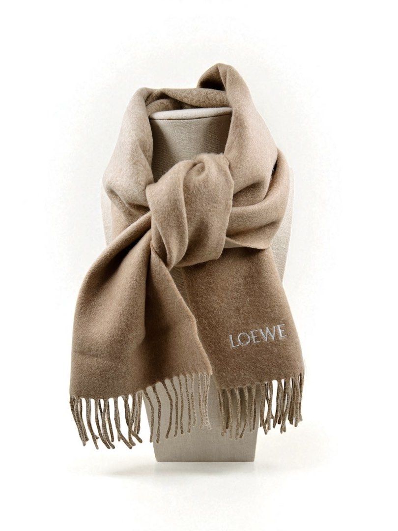 ⚜️Loewe Scarf - Cashmere & wool (Category: Luxury Accessories) located in Makati City. Submitted by 90sangel (Listing ID 1397028049, Image 2). Description: •Item: Loewe Scarf crafted in beige 🤍🥯🍦🍨 medium-weigth double face wool and cashmere blend. •Size: 180 x 30cm •Condition: As New! Includes a paperbag & tag *Expertly crafted with a blend of wool and cashmere, luxurious accessory to add to any outfit, perfect for cooler weather. Negotiable!