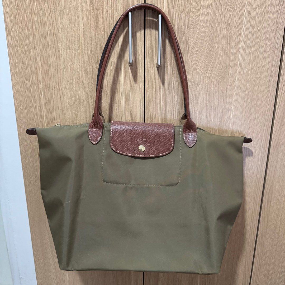 Long champ large long handle (Category: Luxury Bags & Wallets) located in Cagayan de Oro. Submitted by prelovedbytrice12 (Listing ID 1396940925, Image 1). Description: Bought from Rustans Shangrila • guaranteed original with minimal signs of use • very good bag .