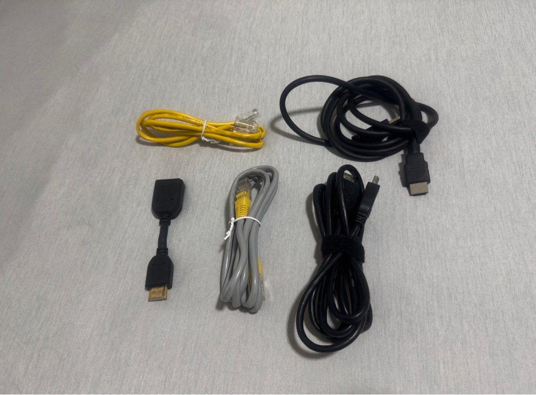 Multiple cables (Category: Cables & Adaptors) located in Singapore. Submitted by tilz24 (Listing ID 1396946692, Image 1). Description: .