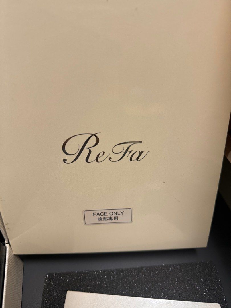 ReFa Face Roller （分類：面部 - 面部護理）位於 Hong Kong。 由 tigermam 提交（商品編號 1397009697，圖片 2）。簡介： ReFa face roller. It comes with its original box, a protective pouch, and an instruction manual. The roller has two spheres with multiple facets. The handle is a dark grey color. The box is cream-colored with the ReFa logo on it. The box also indicates that it is for face use only.。