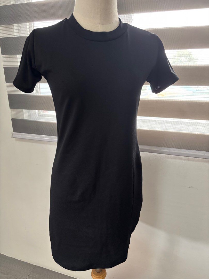 Riann Black Bodycon Dress (Category: Dresses) located in Manila. Submitted by kloe03 (Listing ID 1396854087, Image 1). Description: Black bodycon dress from Riann. Features a round neckline and short sleeves. The dress has a fitted silhouette. Perfect for a night out or a casual day look. Simple and versatile design..
