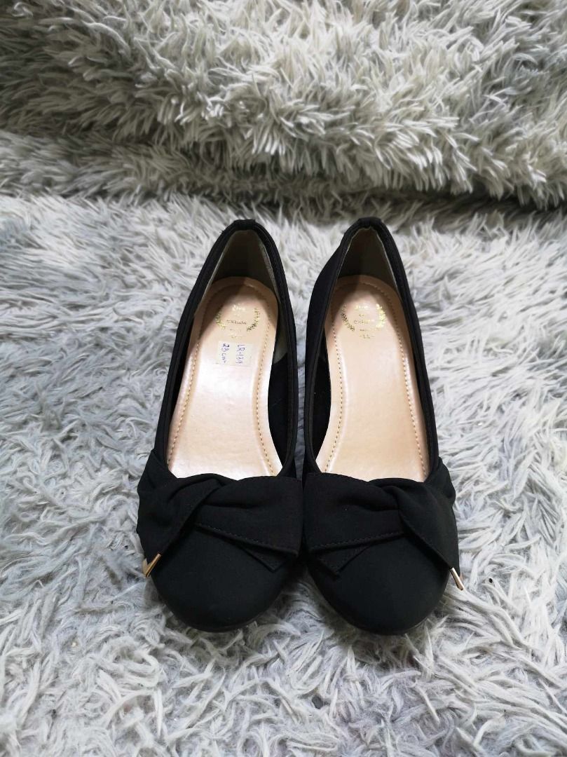 Round Toe Black Low Wedge Shoes (Category: Wedges) located in Santa Cruz. Submitted by jmy_surplus.2 (Listing ID 1396995400, Image 1). Description: Size ; 23cm Color ; Black Type ; Wedge Brand ; No brand Material ; Nylon Style ; Black Low Wedge Shoes LR 139 JMY 5 Batch #156.