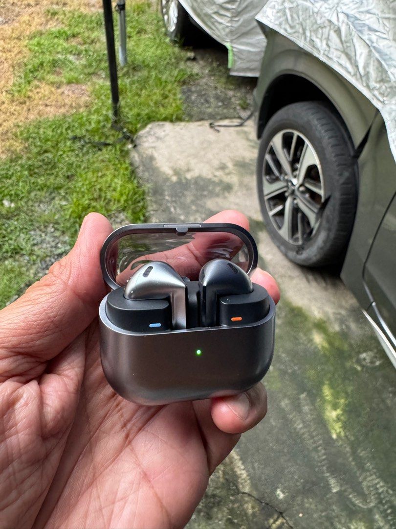 Samsung Galaxy Buds3 - Silver (Category: Earphones) located in Mandaluyong City. Submitted by jojob1105 (Listing ID 1396941985, Image 2). Description: Selling my Galaxy buds 3 good as new charged 2x only. Selling because it falls off my left ear. - Samsung Galaxy Buds3 (Silver) with wireless charging case - Features: - Adaptive ANC - Sound optimization - Comfortable fit - USB-C charging port - Manufacturing date: July 2025.