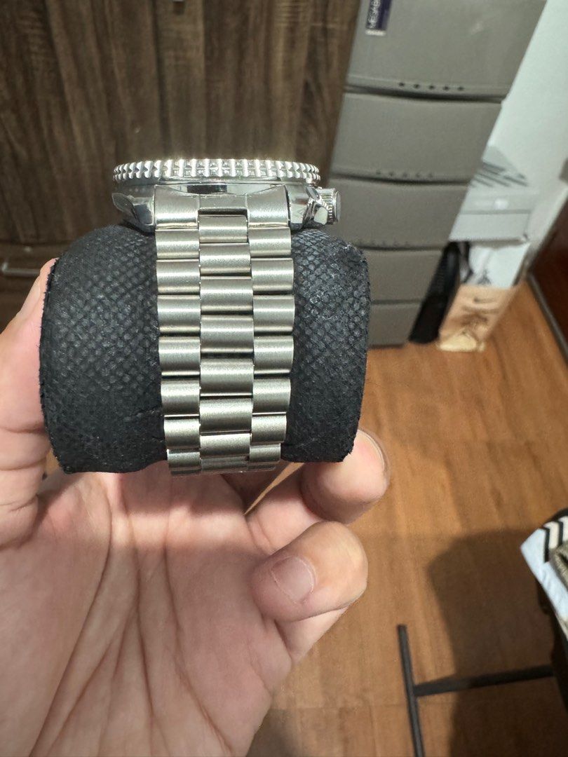SKX399 Seiko Automatic Diver's 200m Watch (Category: Men's Watches) located in Quezon City. Submitted by juanderman21 (Listing ID 1396955199, Image 3). Description: - Seiko automatic diver's watch - Stainless steel case and bracelet - Black dial with day and date display - Rotating black bezel - Marked "Diver's 200m" - Seiko logo and model info on case back.