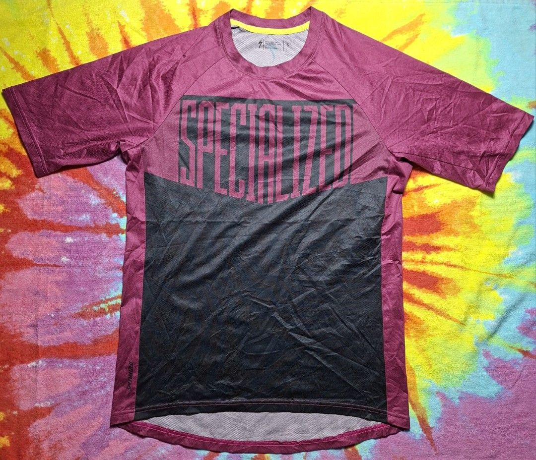 Specialized - s (men's) (Category: Activewear) located in Puerto Princesa. Submitted by thrinidad (Listing ID 1396989904, Image 2). Description: Enduro Comp Short Sleeve Jersey size small dimension (laid flat) armpit-pit 20" Length 27"front 29"back fits 40" chest above or below no damage/ stain cut tag Disclaimer : I do not own nor claim to own the rights to any of the brand, logo and photo. Color may vary due to photographic lighting sources or 