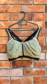 (Category: ) located in . Submitted by izzcloset (Listing ID 1396867413, Image 1). Description: .