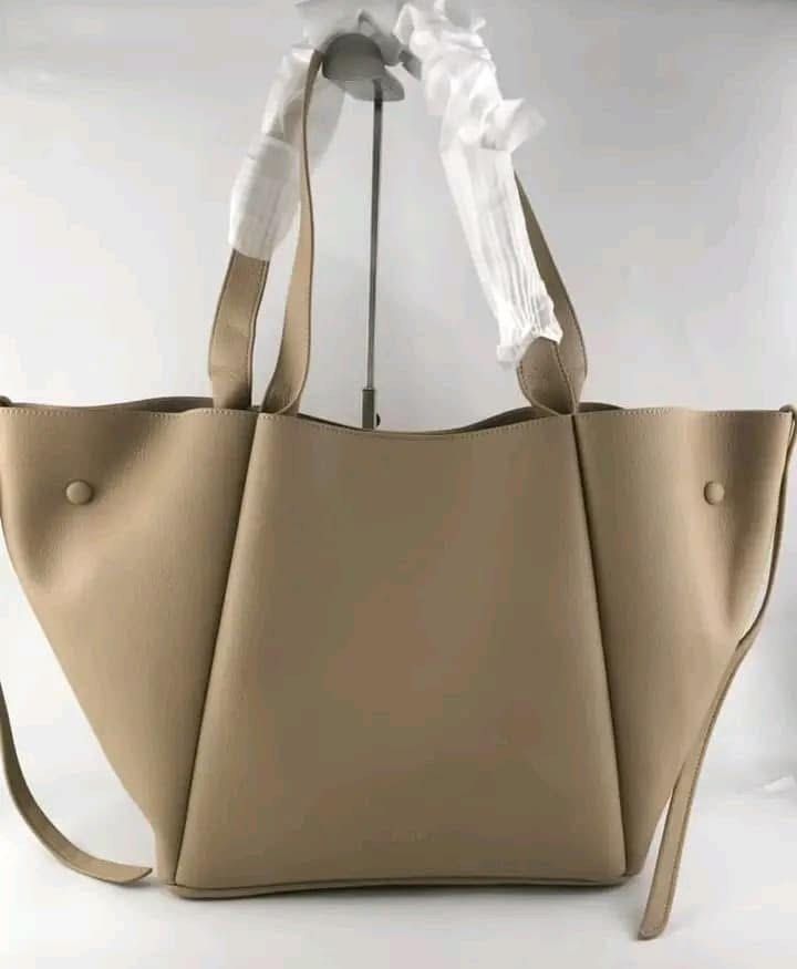 ☘️ Pol Las Casas Tote (Category: Luxury Bags & Wallets) located in Manila. Submitted by vera.prudence (Listing ID 1397064157, Image 2). Description: ☘️ Pol Las Casas Tote 13.4 x 21.7 x 5.9 inches P1,800 w/ dustbag only Actual Photo Plus SF.