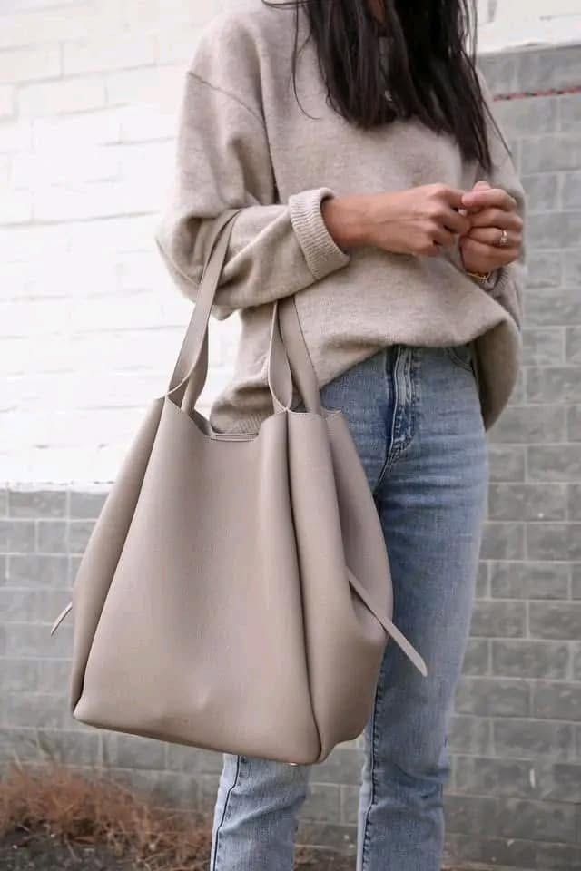 ☘️ Pol Las Casas Tote (Category: Luxury Bags & Wallets) located in Manila. Submitted by vera.prudence (Listing ID 1397064157, Image 1). Description: ☘️ Pol Las Casas Tote 13.4 x 21.7 x 5.9 inches P1,800 w/ dustbag only Actual Photo Plus SF.
