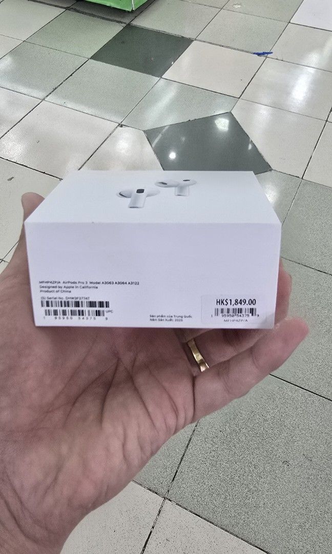 Airpods Pro 3 Original (Category: Headphones & Headsets) located in Quezon City. Submitted by samanthaga21954 (Listing ID 1397076469, Image 2). Description: Airpods Pro 3 Original Brandnew Sealed with Warranty Onhand Stock.