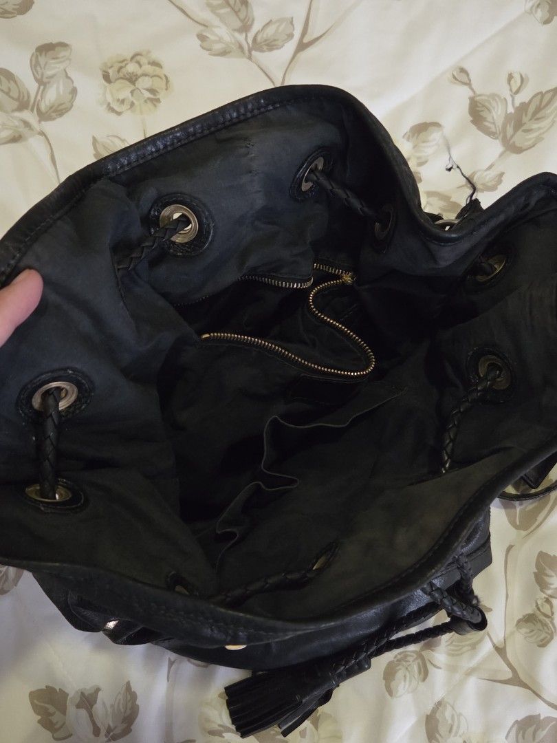 Balenciaga Bucket Bag Large (Category: Luxury Bags & Wallets) located in Pasig City. Submitted by heritedge.mnl (Listing ID 1397165884, Image 2). Description: Authentic Balenciaga Bucket Bag Large Used Complete with Dust Bag Condition: 8/10 Price: ₱30,000.
