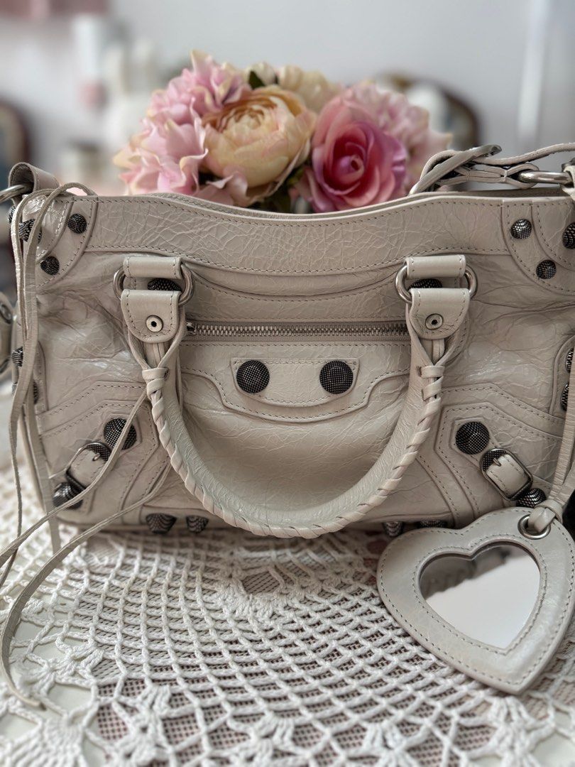 Balenciaga neo cagole small size (Category: Luxury Bags & Wallets) located in Marikina City. Submitted by bee031297 (Listing ID 1397091575, Image 1). Description: With dustbag Used once 9.5/10 Color: cream.