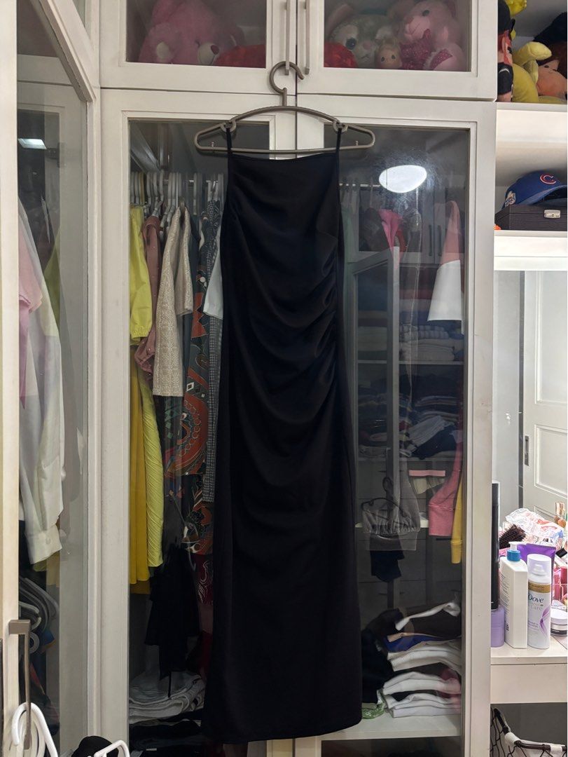 Black Bodycon Maxi Dress (Category: Dresses) located in Rodriguez. Submitted by alekshivers (Listing ID 1397153860, Image 2). Description: - Black maxi dress - Sleeveless design - Features ruched side detail -Back slit - Simple and sophisticated - Ideal for night outs or special events -xs to small.
