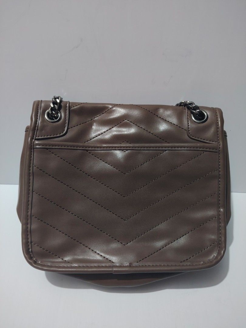 Brown and White Shoulder Bag with Chain Strap (Category: Shoulder Bags) located in Valenzuela. Submitted by ryu12 (Listing ID 1397098737, Image 3). Description: - Stylish shoulder bag - Brown and white color block design - Chain strap - Flap closure - Chevron pattern - Interior small pocket - Medium size - Ideal for everyday use.