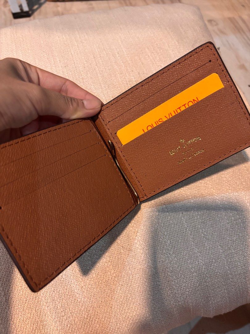 Card holder (Category: Luxury Bags & Wallets) located in Cebu City. Submitted by day.98 (Listing ID 1394981390, Image 3). Description: genuine leather paperbillwoth stamp no flaws.