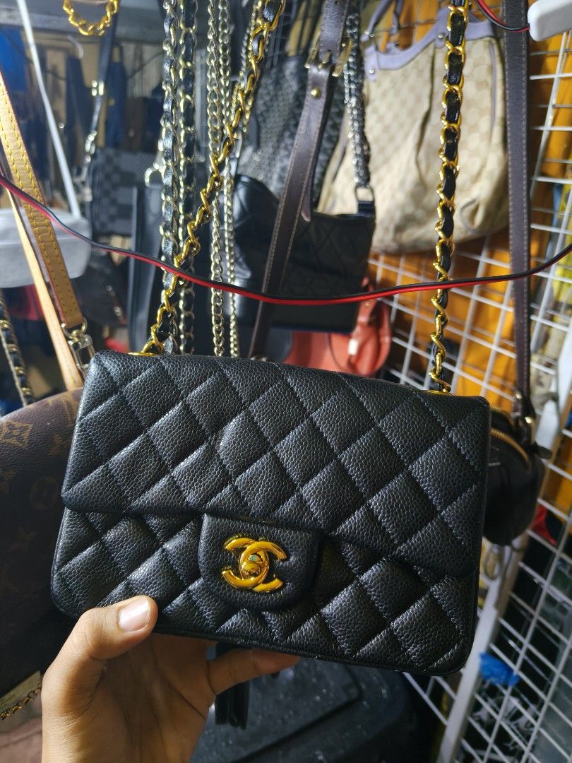Chanel single FlAP (Category: Luxury Bags & Wallets) located in Davao. Submitted by navil01 (Listing ID 1397202361, Image 1). Description: chanel single flap sling small size CC under zipper marking.