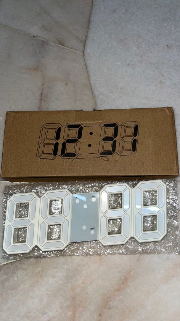 Digital Clock (Category: Clocks) located in Kuala Lumpur. Submitted by yourfavouritepreloved (Listing ID 1397136711, Image 2). Description: still like new ❤️.